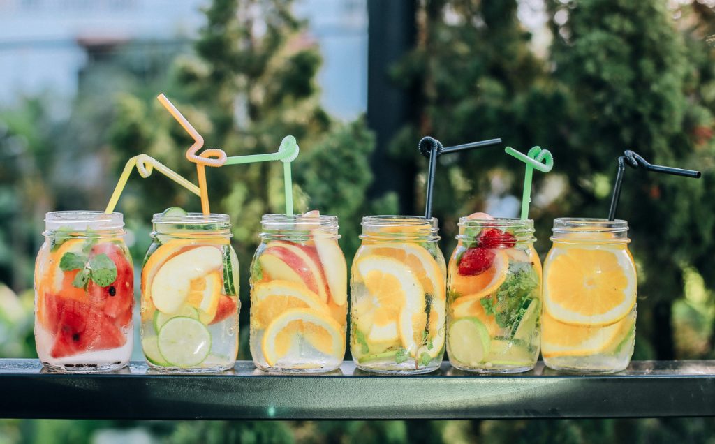 Sommerparty mit bunten Cocktailgläsern und Früchten darin. Gut für Spätsommerdüfte